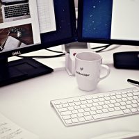 苏晓棠在双屏工作站前对比豆包输入法 windows 与同类输入法的候选词表现，笔记本上记满快捷键与词库设置差异的对照笔记