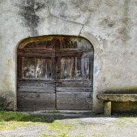 郑维在资料核对工作台前逐条比对公开来源与站内文案，屏幕旁贴着待核实条目清单和纠错反馈处理进度表