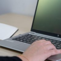 陈朗在办公桌前用 Windows 电脑测试豆包输入法 windows 客户端安装流程，屏幕上显示候选词面板与设置界面，环境是安静的独立工作间